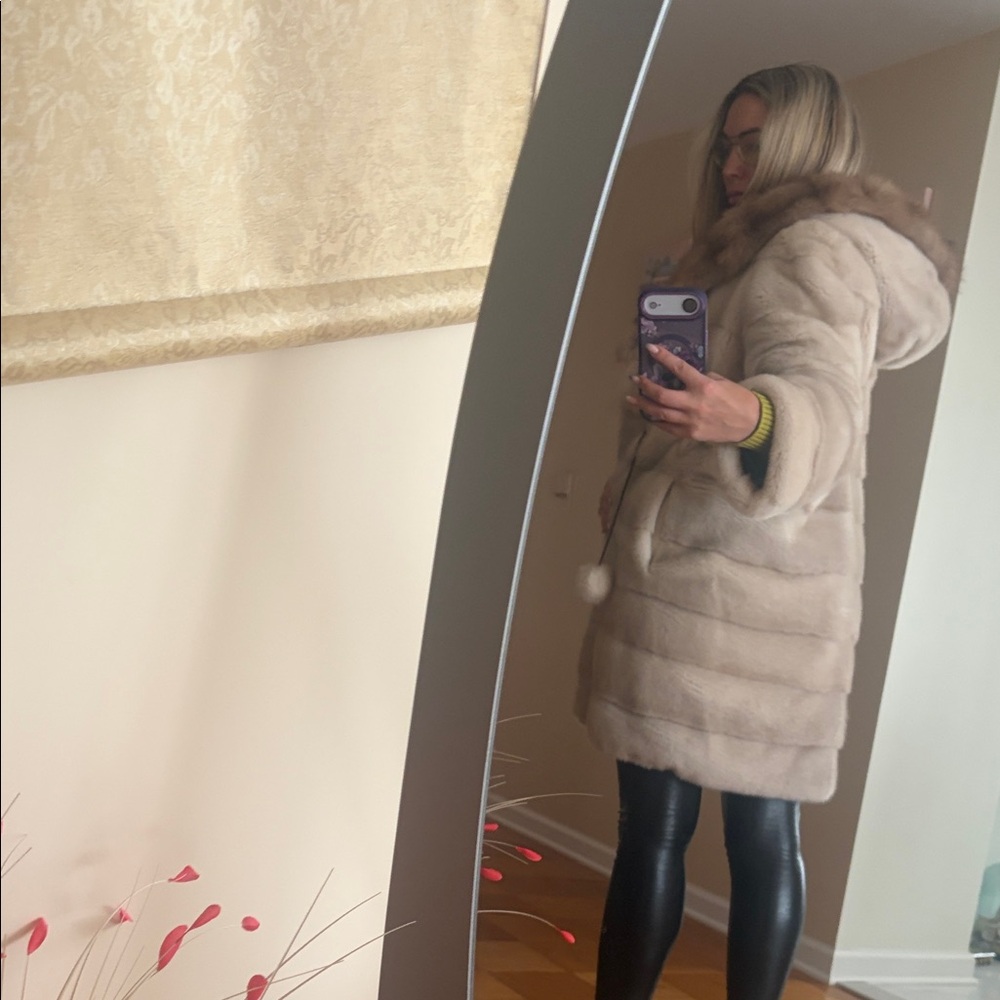 Luxurious Cream mink Fur Coat with Hood - Picture 7 of 7